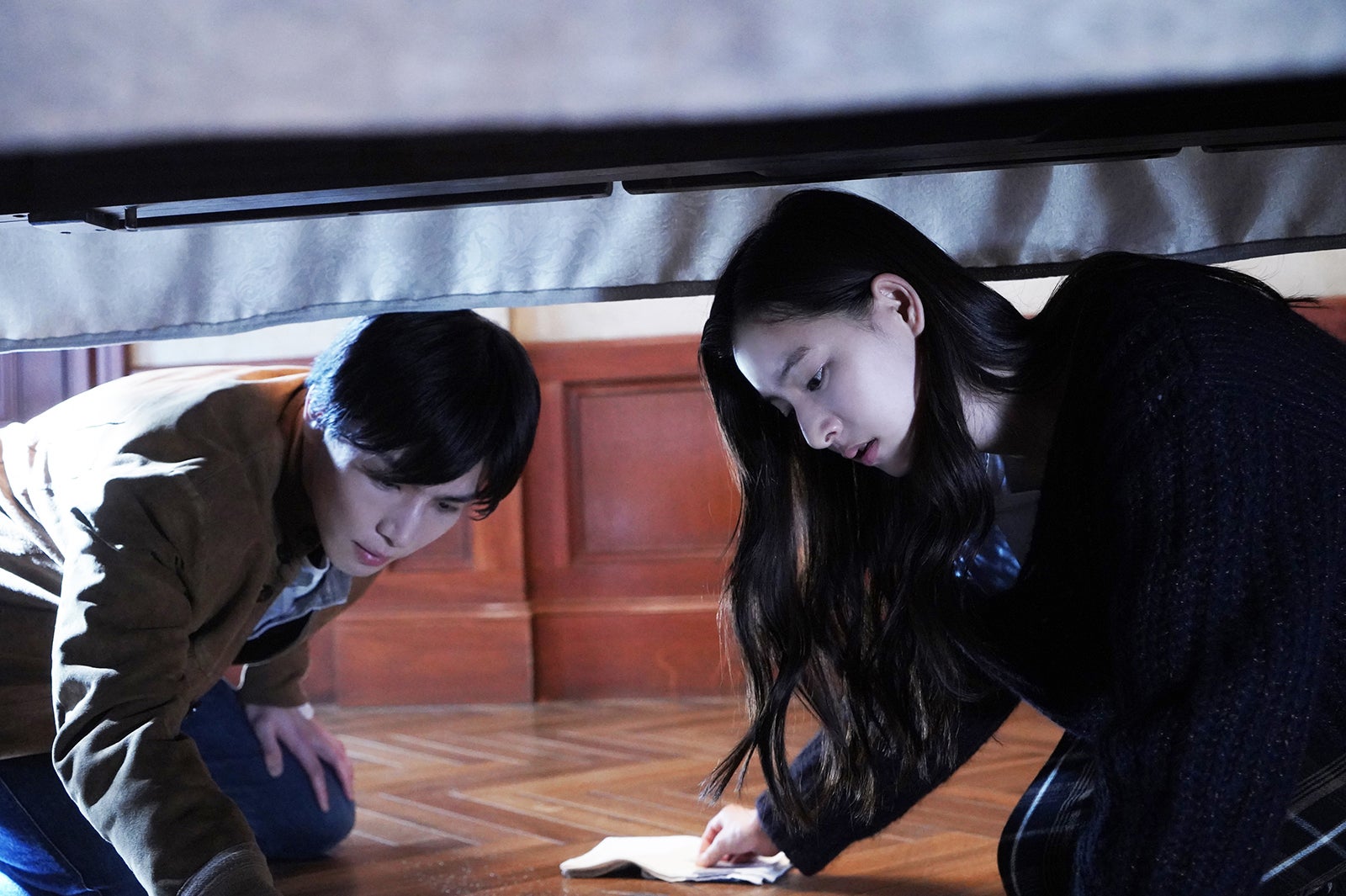 岩田剛典、新木優子／劇中カット （C）2022「バスカヴィル家の犬　シャーロック劇場版」製作委員会