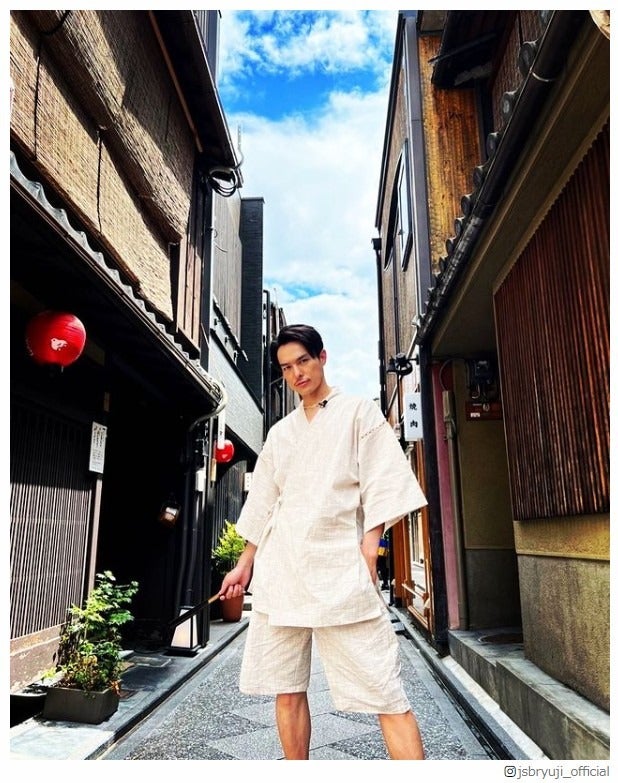 今市隆二、京都で爽やか“甚平ショット”「何着てもカッコいい」「眼福」と反響