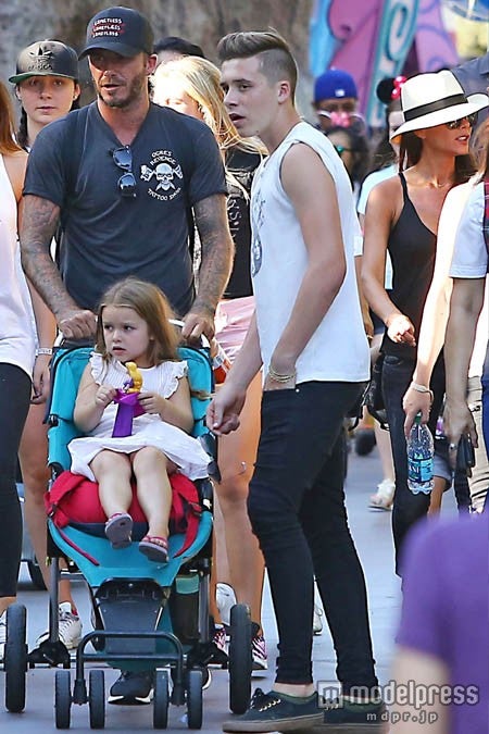 ベッカム一家、全員でディズニーランドへ