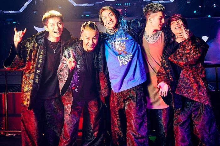 Repezen Foxx/(左から)DJ脇、DJ銀太、DJ社長、DJふぉい、DJまる/「モデルプレスカウントダウンマガジンvol.3」(東京ニュース通信社)