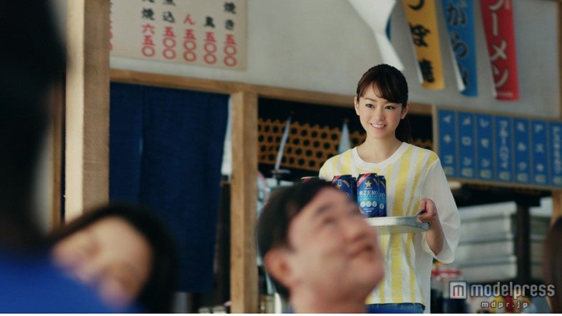 海の家の看板娘として登場する桐谷美玲／新TVCM「極ZERO すっごく、ゼロ篇！」より