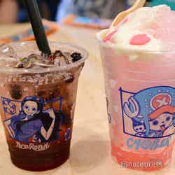 (右から)チョッパーの桜舞うピーチヨーグルト・フラッペ850円、ロビンのバイオレットカシス・ソーダ650円(C)モデルプレス