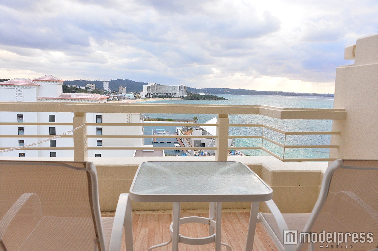 テラス（C）モデルプレス