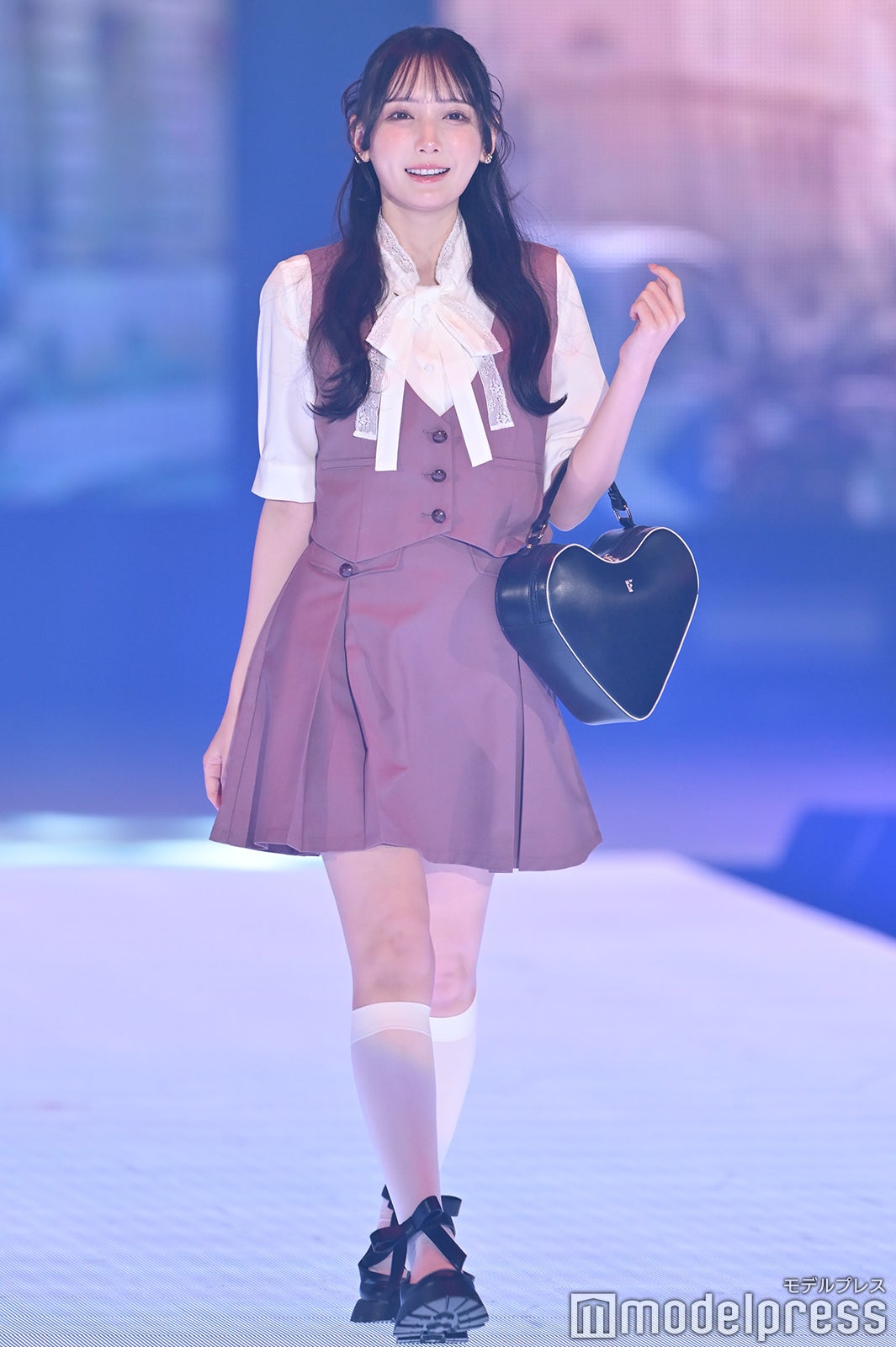 ≠ME鈴木瞳美、上品セットアップで美脚披露 大きめリボンで甘さ