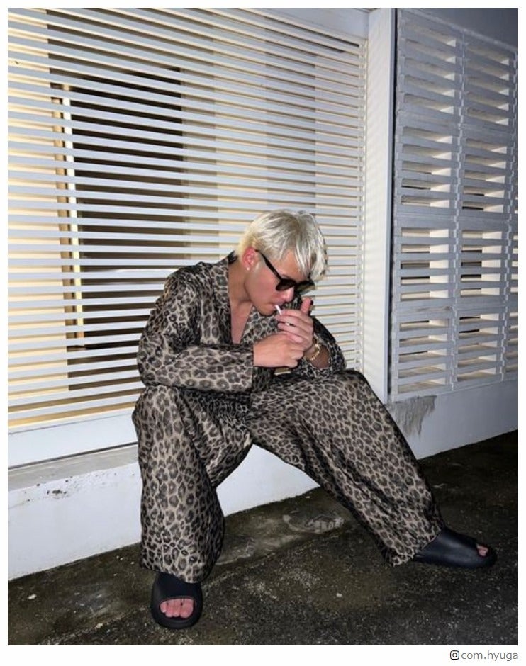 コムドットひゅうが、“LAで買った”全身ヒョウ柄ショットが話題「かっこよすぎる」「似合ってる」