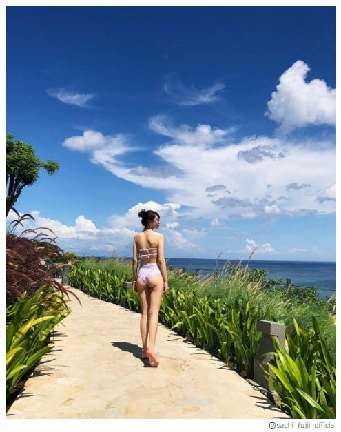 藤井サチ、水着姿で美ヒップあらわ「スタイル抜群」「理想的」と注目集まる