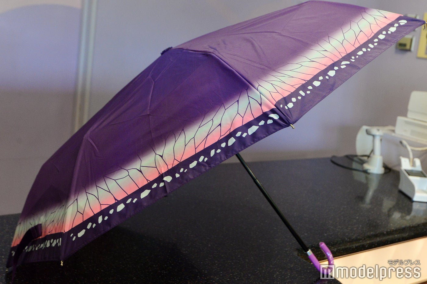 表面は紫色の生地に蝶々の羽のようなデザインの縁取りが（C）モデルプレス