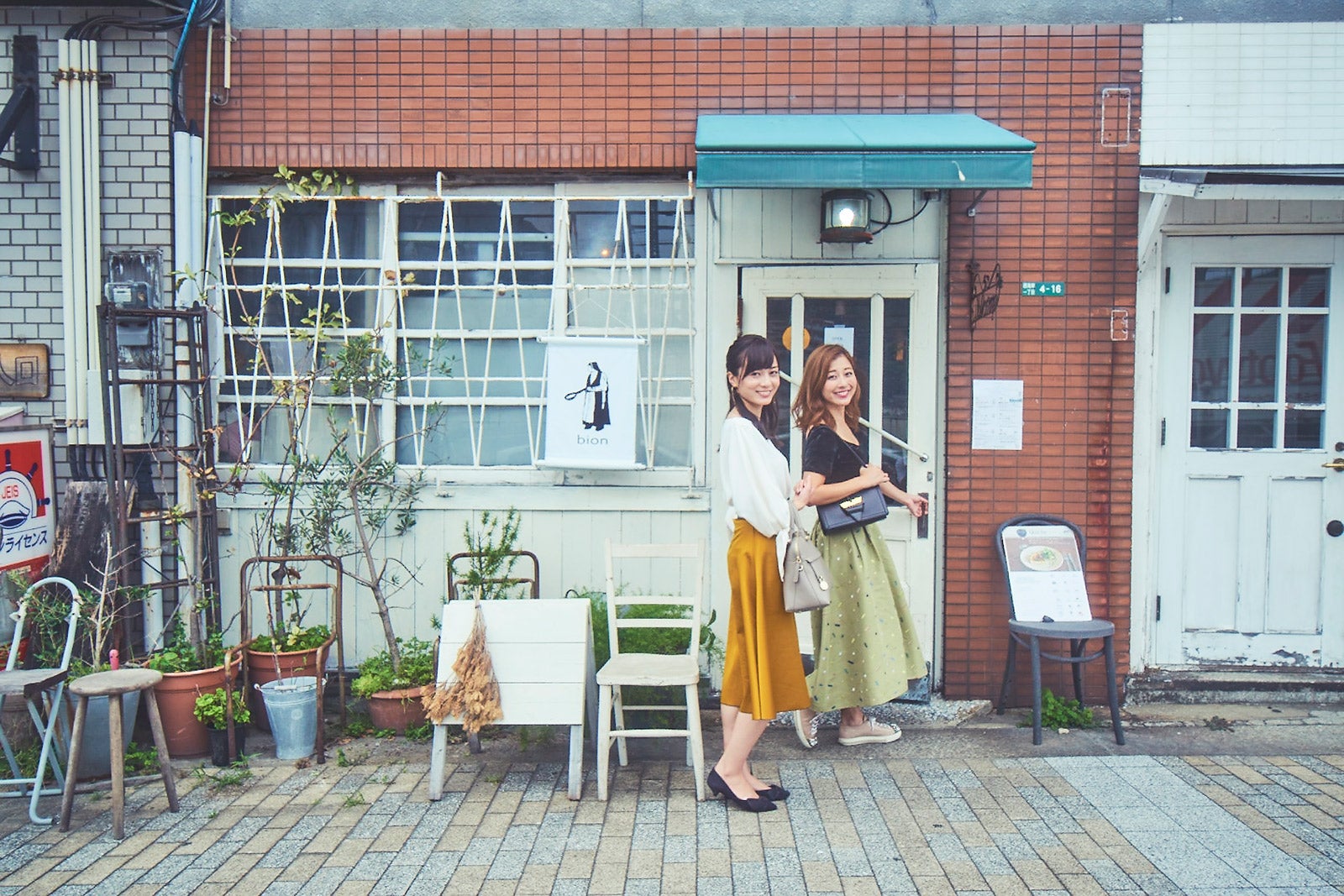 古いビルの1Fに店舗があります（C）モデルプレス