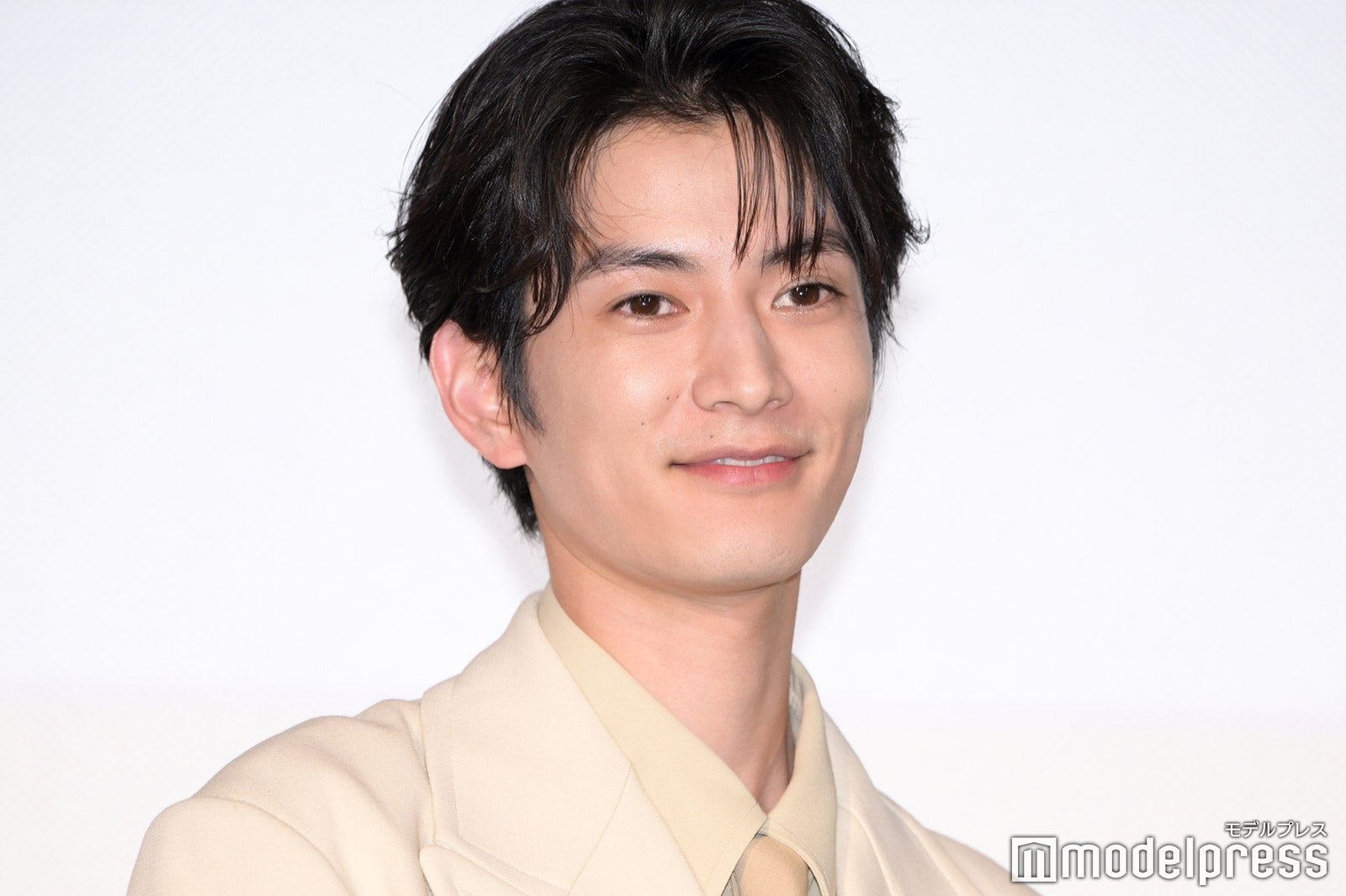 渡邊圭祐、猫と撮影も「犬派」発言 “猫の日”に唱和「にゃあ・にゃあ・にゃあ！」＜三日月とネコ＞