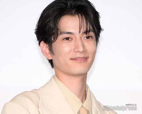 渡邊圭祐、猫と撮影も「犬派」発言 “猫の日”に唱和「にゃあ・にゃあ・にゃあ!」<三日月とネコ>