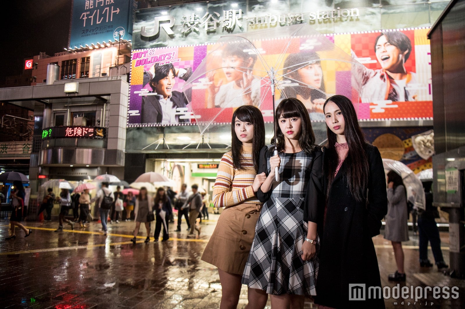 （左から）相沢りんな、流川るな、李璃（C）モデルプレス