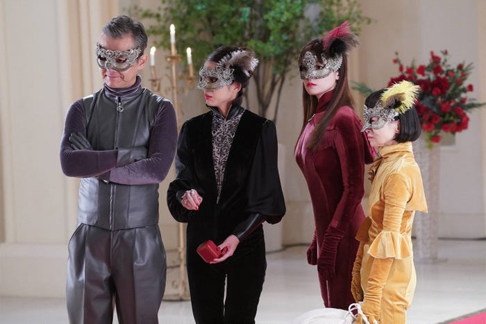 渡部篤郎、小沢真珠、深田恭子、どんぐり「ルパンの娘~愛の物語~」より(C)フジテレビ