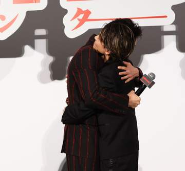 Aぇ！group・末澤誠也 磯村勇斗と熱烈ハグ実演「いやなんなんすかこれ！」照れまくり