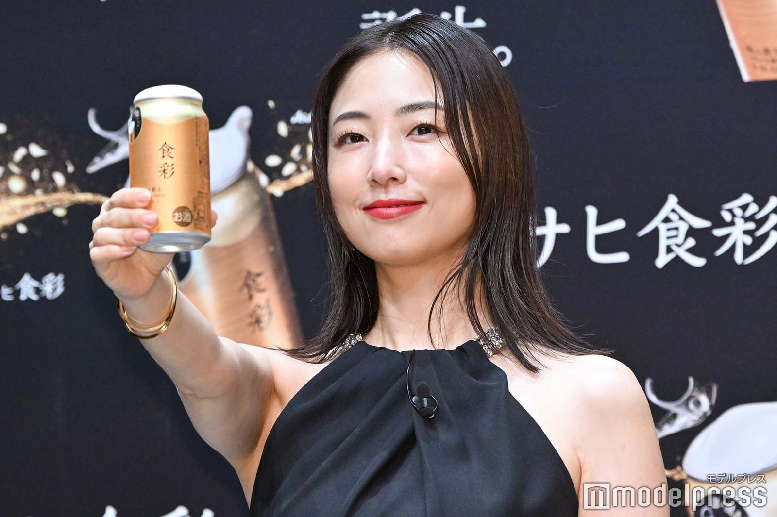 乾杯するMEGUMI（C）モデルプレス