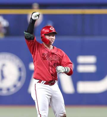 広島 逆転勝ちで2連勝 六回に菊池の2ラン、持丸の走者一掃3点三塁打で一挙5得点 先発・岡本は5回3失点