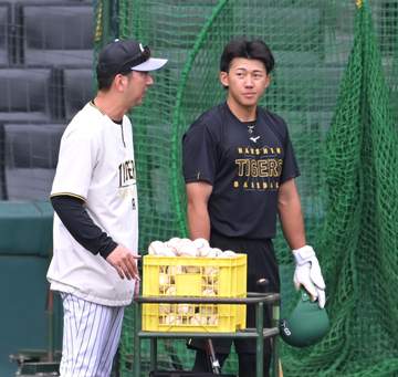 阪神 藤川球児監督が立石正広に語りかける 交流戦で打率・094と不振のドラフト1位と練習中に会話 1週間前にもアドバイス送る