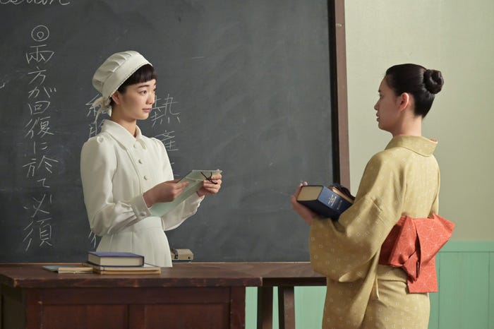 見上愛、池田朱那「風、薫る」第66話(C)NHK