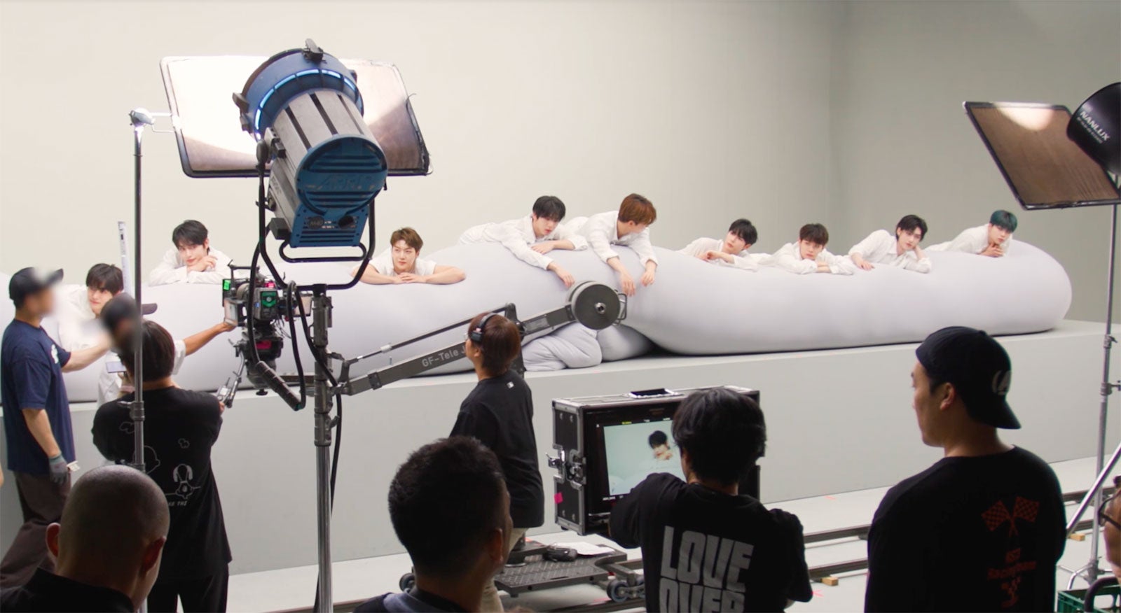 新CM「ビフェスタ 泡洗顔」篇メイキングより（提供写真）