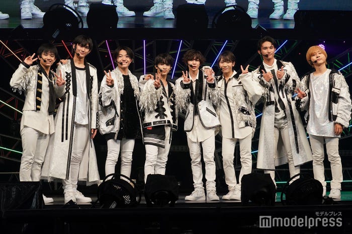 ピースを決めるAmBitious(C)モデルプレス