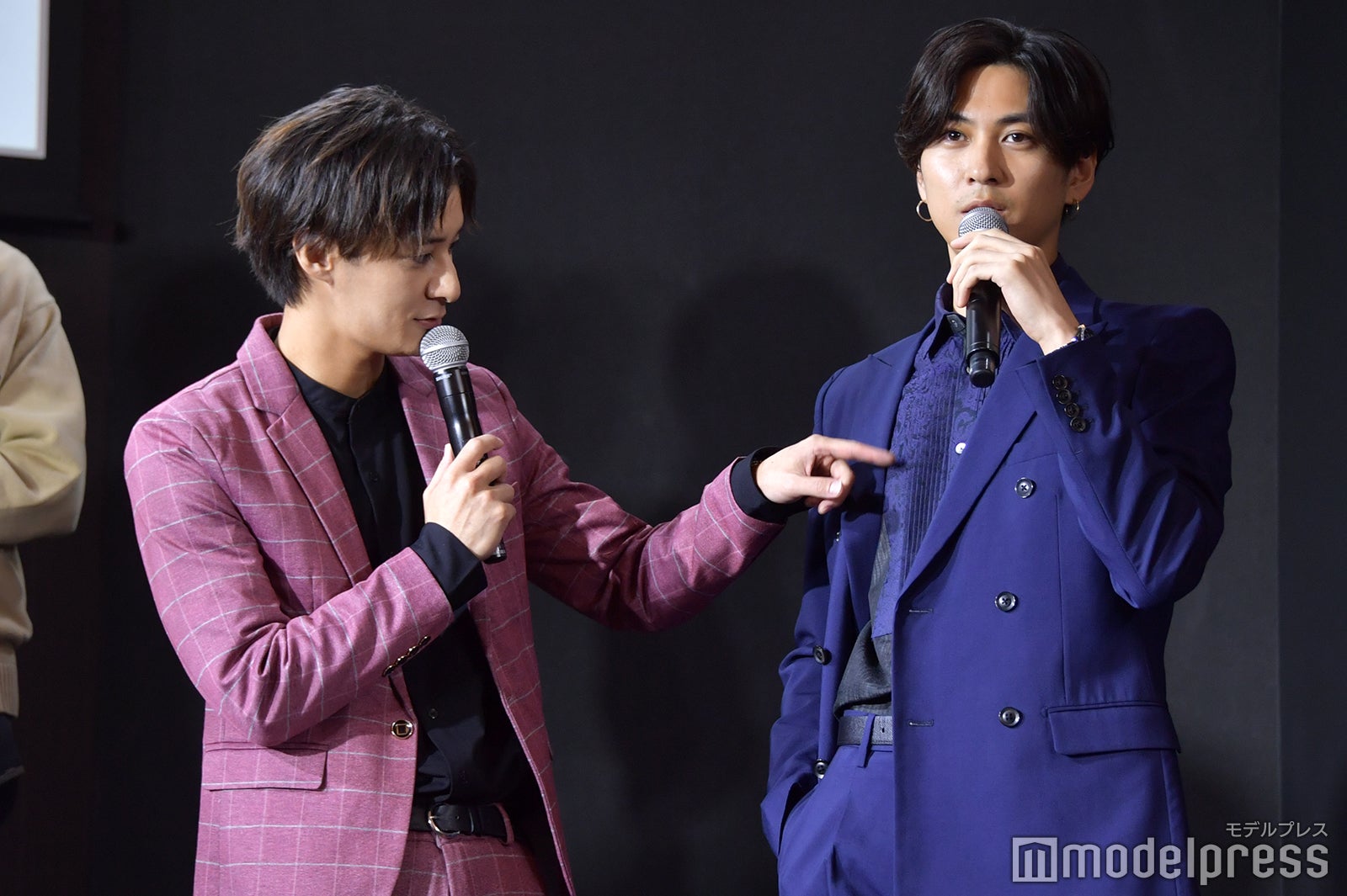 「ジャース、ジャース、ジャスティス」ギャグ披露中の高崎翔太、井澤勇貴（C）モデルプレス