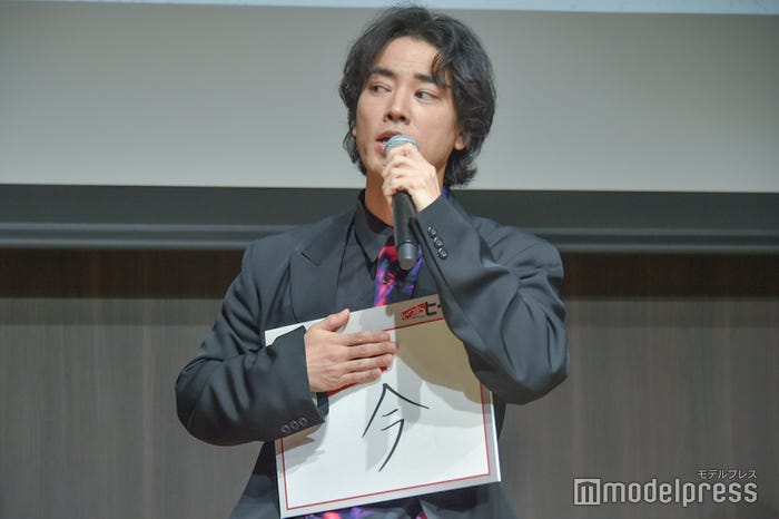 フリップを間違え隠しながら持つ桐谷健太(C)モデルプレス