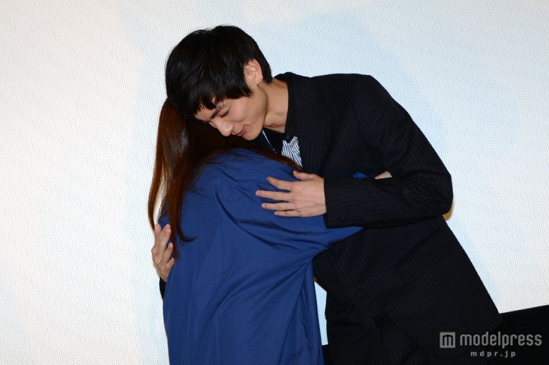 「抱きしめたい人」と念願の抱擁を実現した高良健吾（右）と呉美保監督（左）【モデルプレス】