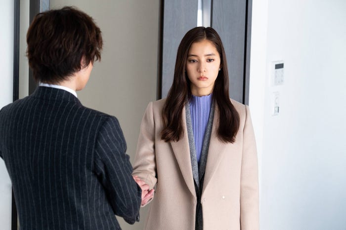 リブニットの“縦ライン”ですっきり見せた着こなしをしている新木優子/「モトカレマニア」より(C)フジテレビ