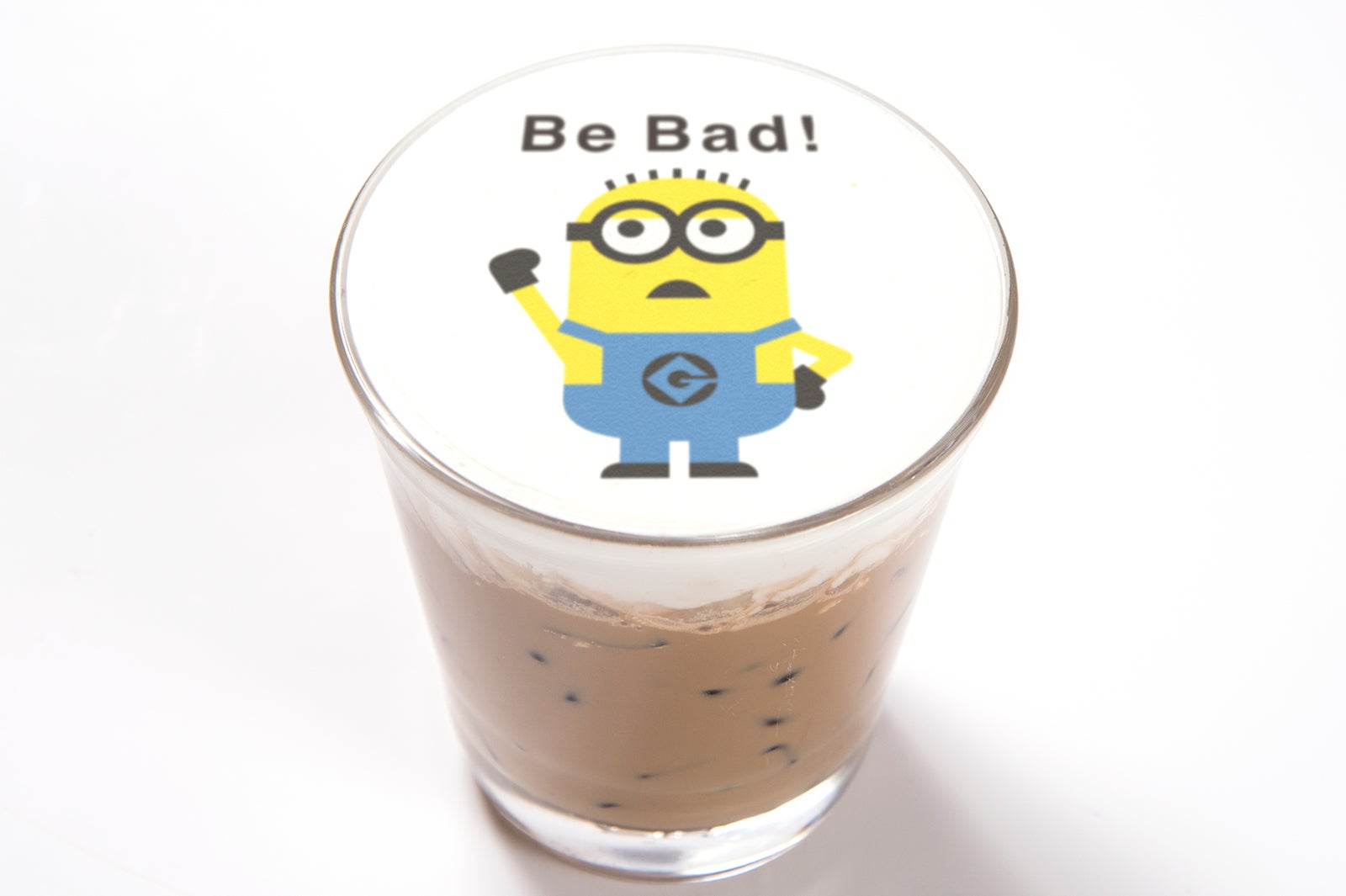 BE BAD！カフェラテ￥790（税抜）（C）Universal Studios．