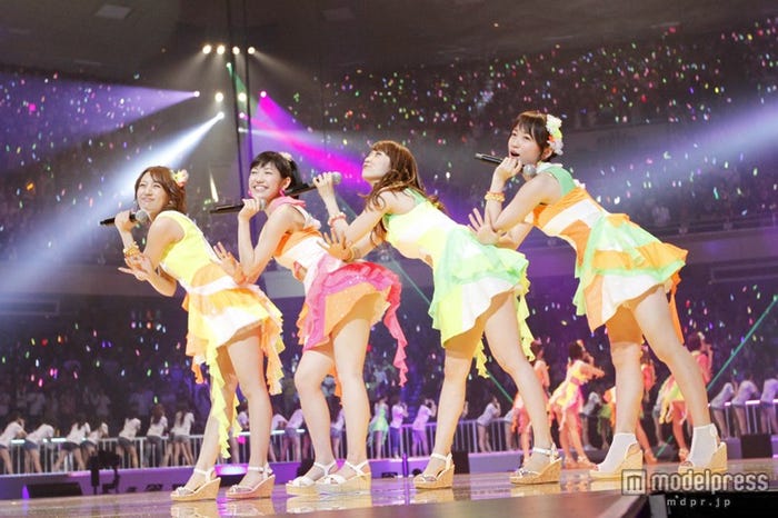 AKB48(左から:高橋みなみ、渡辺麻友、大島優子、川栄李奈)(C)AKS