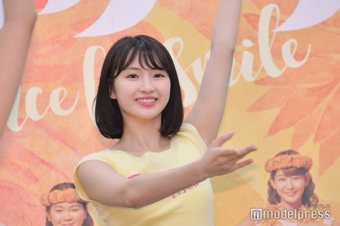 フラダンスを披露する井上小百合 (C)モデルプレス