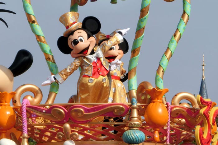 ゴールドのコスチューム披露した「ハピネス・イズ・ヒア」