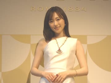 福原遥 純白ドレスでエレガントに登場！ブルガリ製ジュエリーを身につけ「恋をしているような気分」