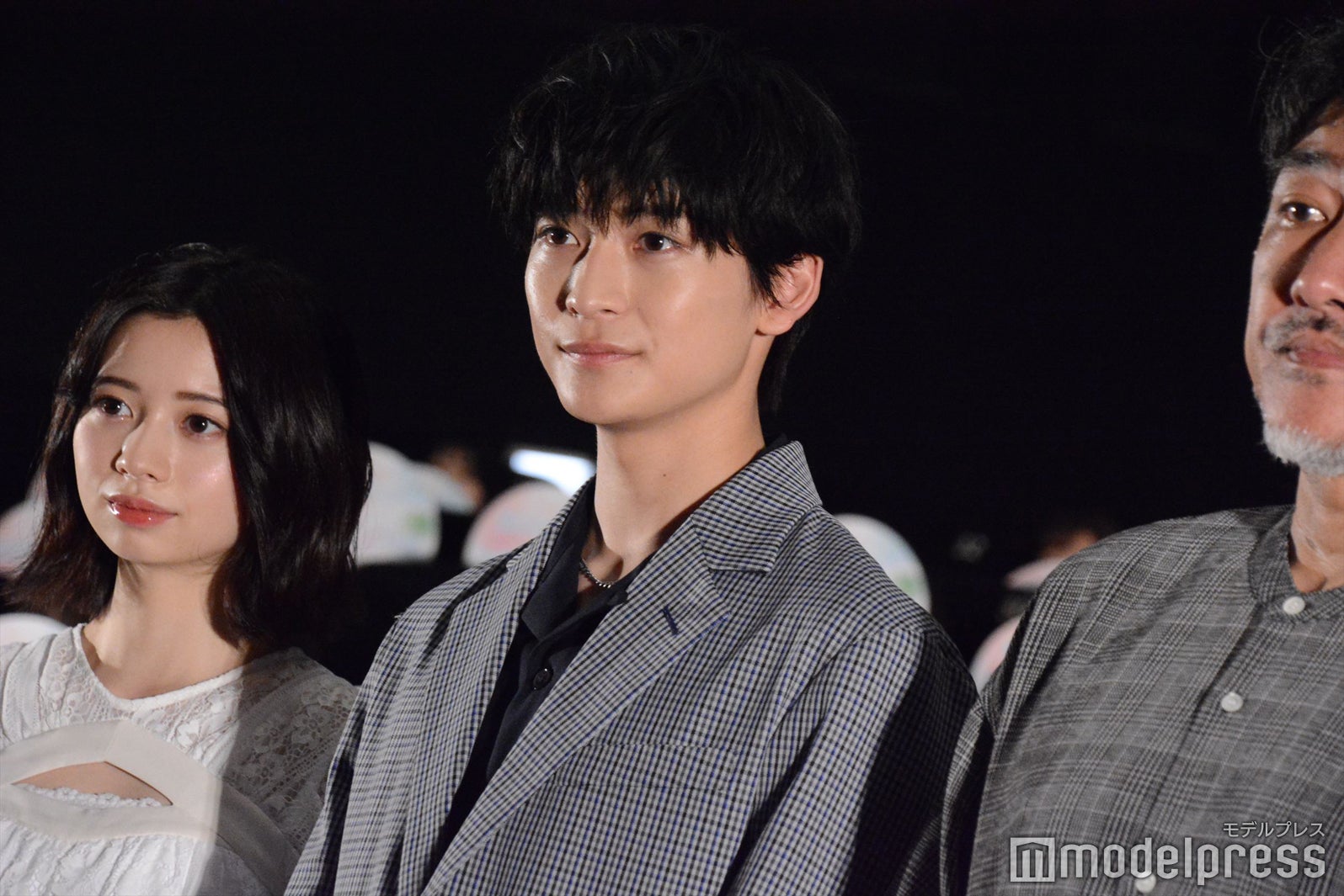 （左から）桜田ひより、高橋文哉、竹村謙太郎監督（C）モデルプレス