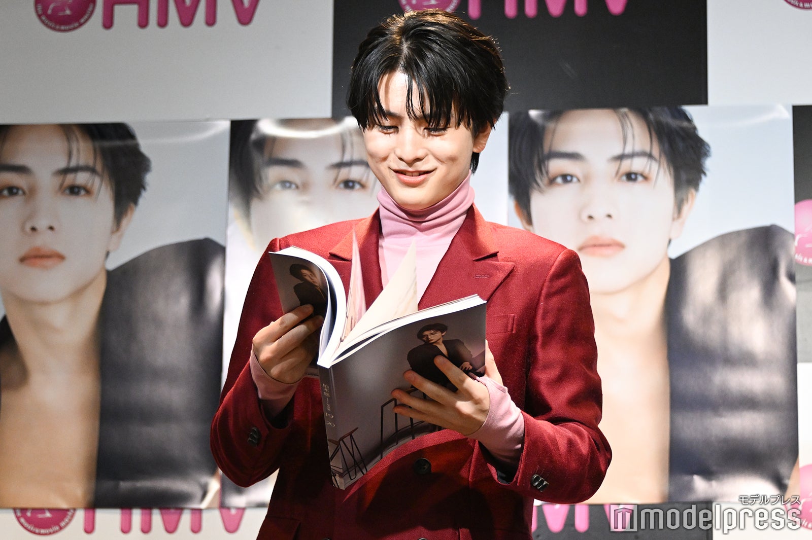 可愛いバージョンのお気に入りカットを選ぶ柏木悠（C）モデルプレス