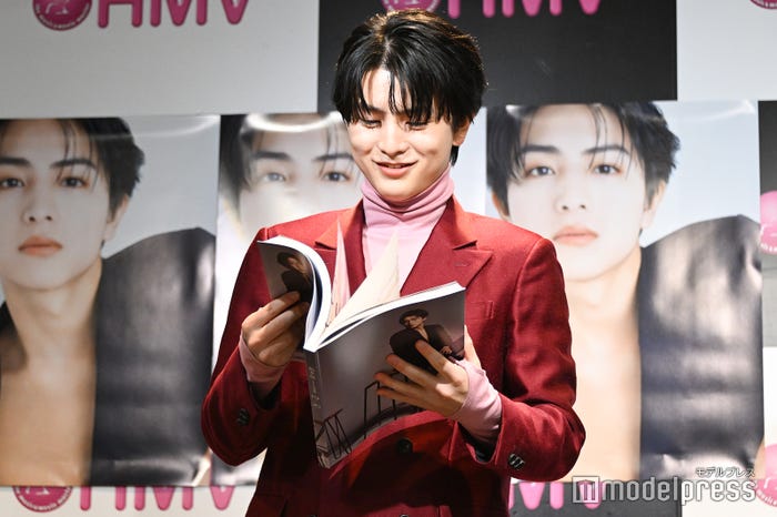 可愛いバージョンのお気に入りカットを選ぶ柏木悠(C)モデルプレス