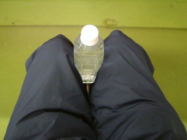 太ももでペットボトルを挟み込んで内転筋を鍛えよう