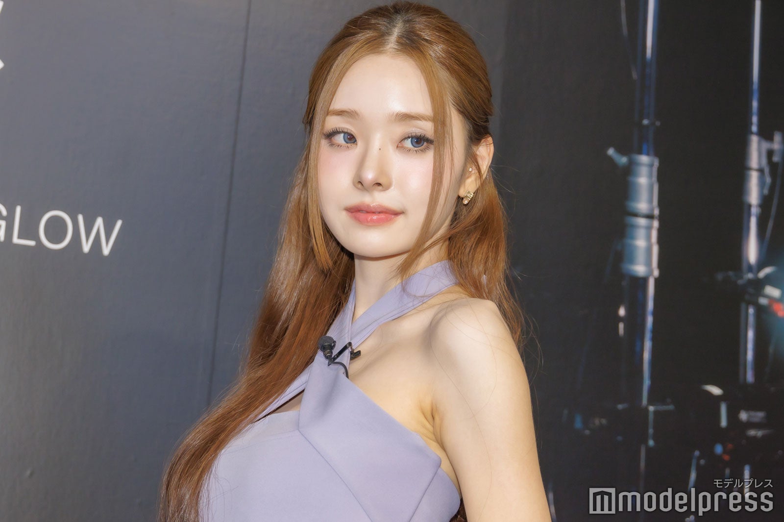 脱出おひとり島」ソン・ジア、ミニワンピで美脚＆デコルテ輝く