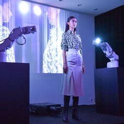 「ジュン・アシダ」20年春夏 “ミラー”のライブインスタレーションで発表