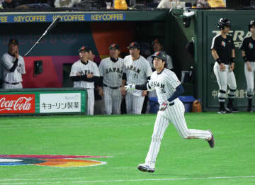 大谷翔平 韓国戦で放った角度41度のムーンショット 美しいバットフリップの背後で首脳陣の表情が 井端監督「全然違うなと思います」