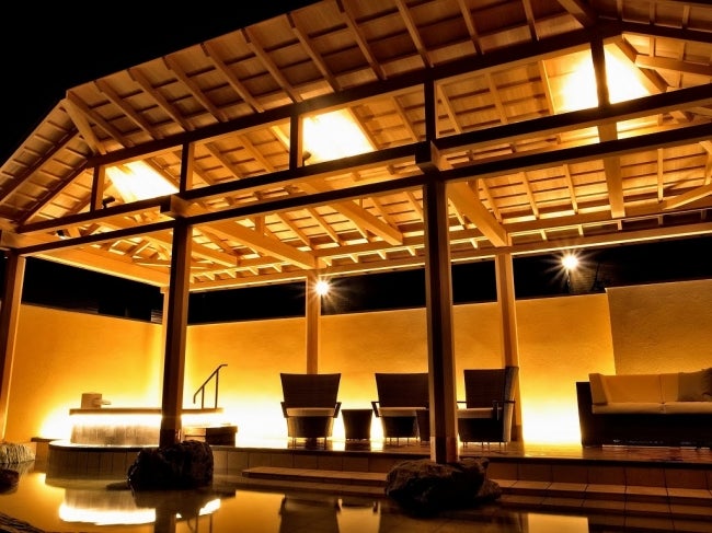 温泉サロン　ロイヤルスパ　悠久の森　テラスデッキ／画像提供：カラカミ観光