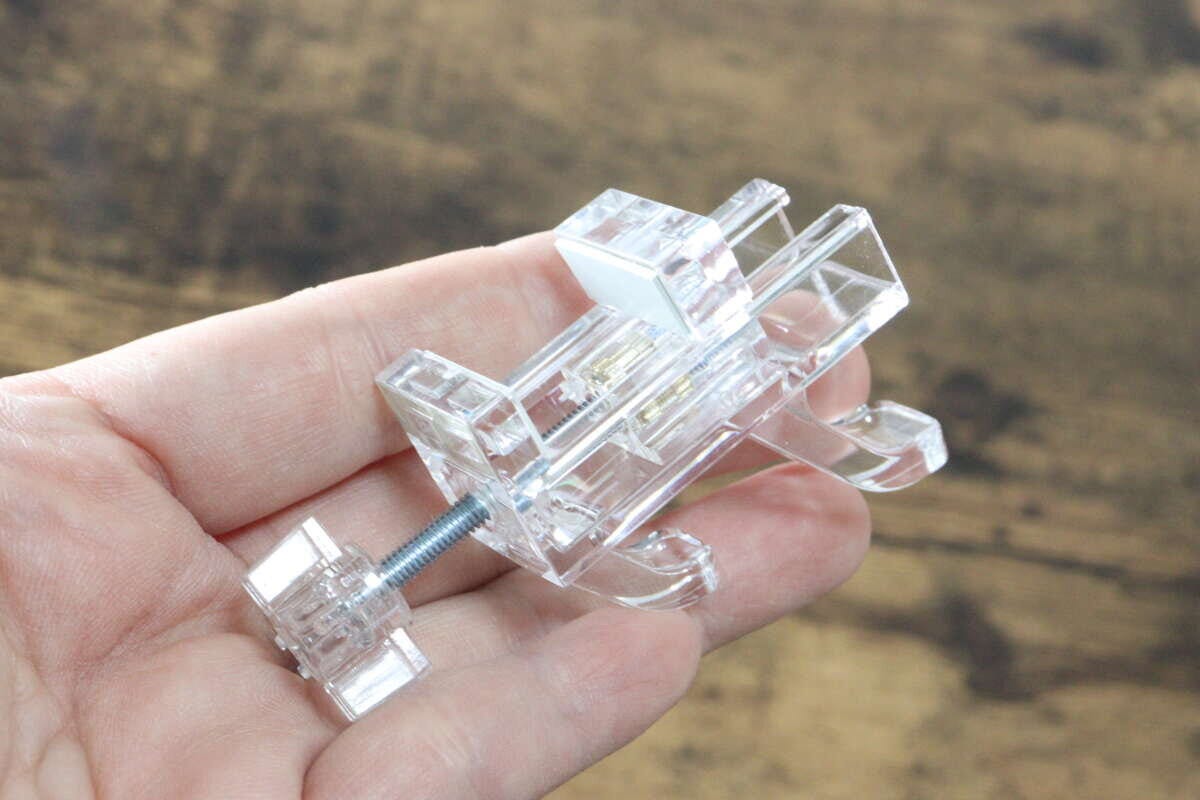 セリア 透明かもいフックミニ セリアの透明かもいフックミニは滑り止め付きでずれにくい