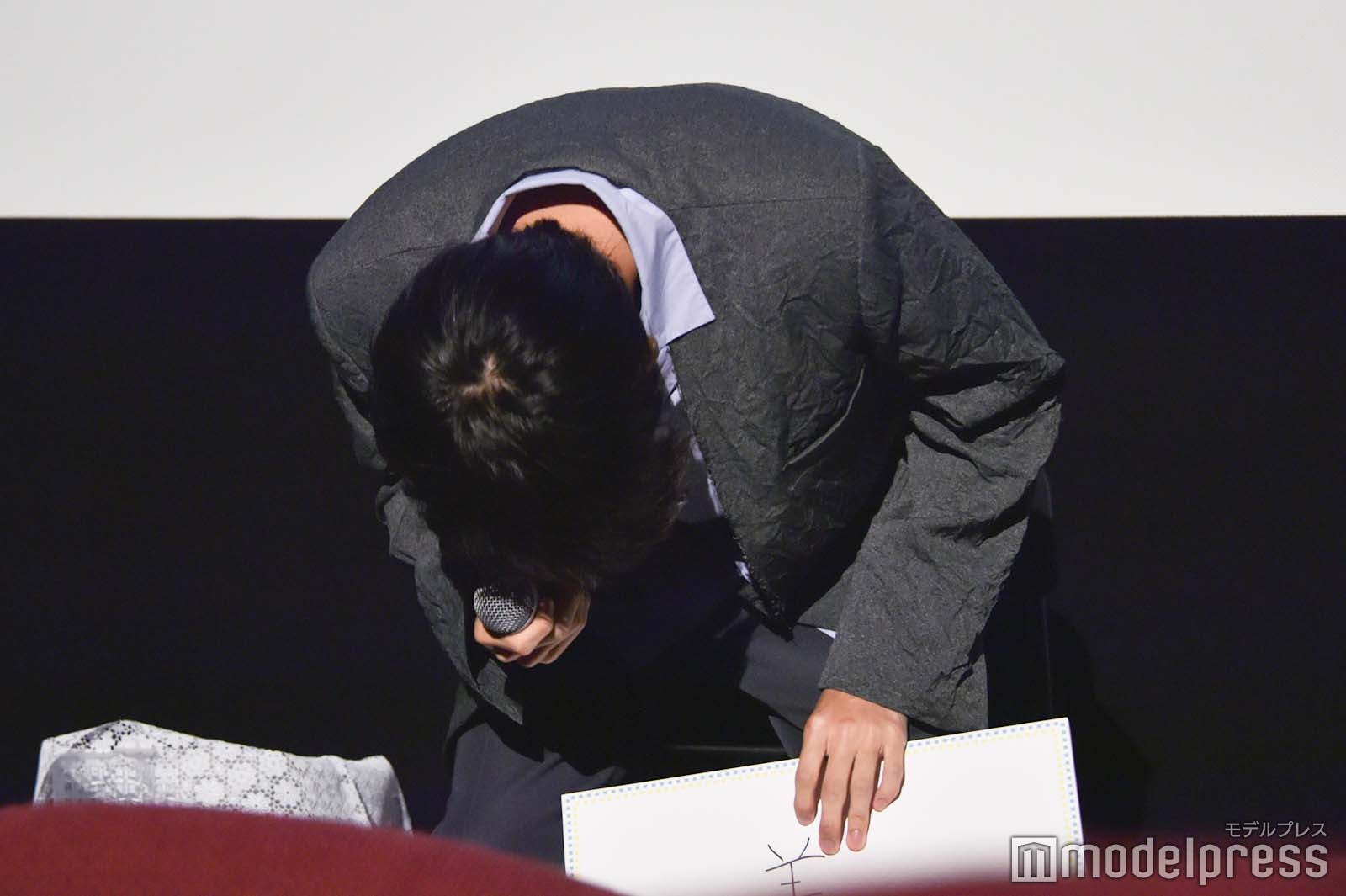 八木勇征が「筋」と書いたことを受け、崩れ落ちる萩原利久 （C）モデルプレス