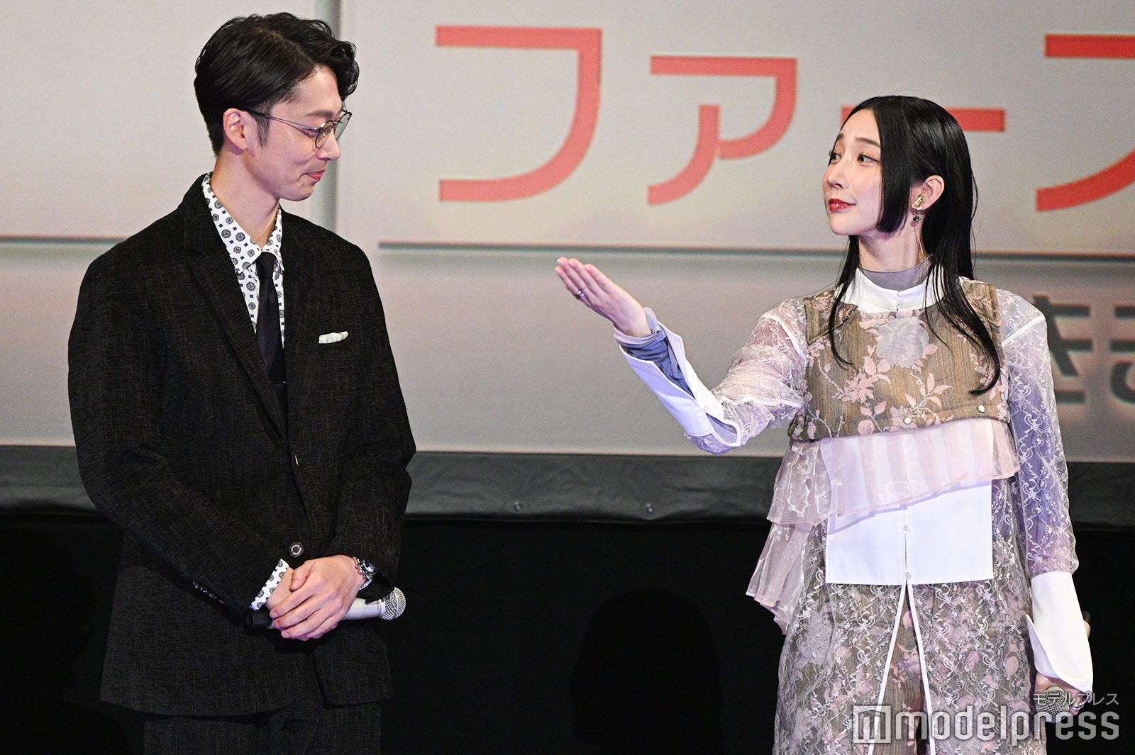 金田哲をエスコートするファーストサマーウイカ（C）モデルプレス