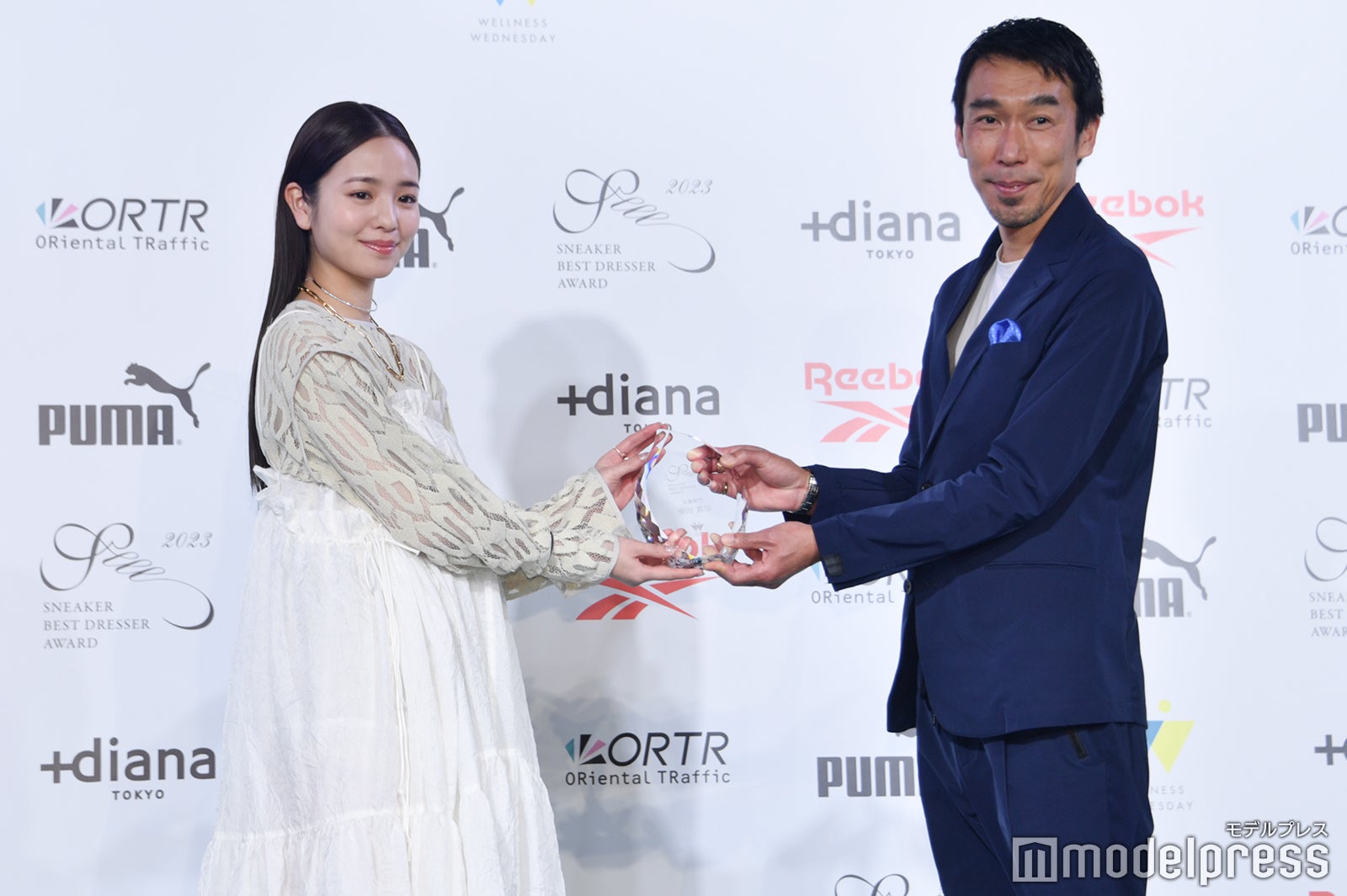 トロフィーを受け取る横田真悠 （C）モデルプレス