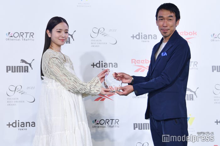 トロフィーを受け取る横田真悠 (C)モデルプレス