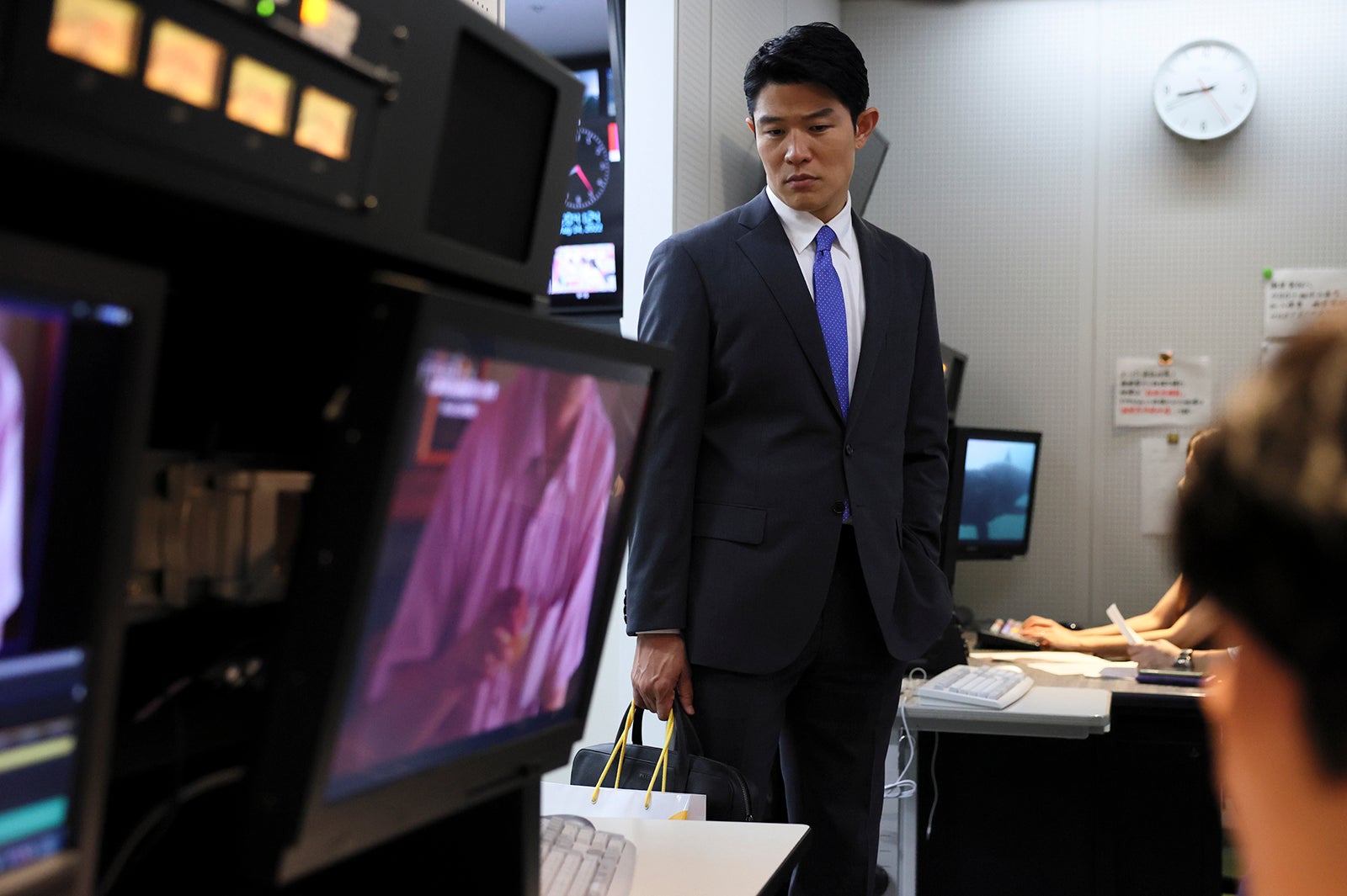 鈴木亮平／「エルピス―希望、あるいは災い―」第3話より（C）カンテレ