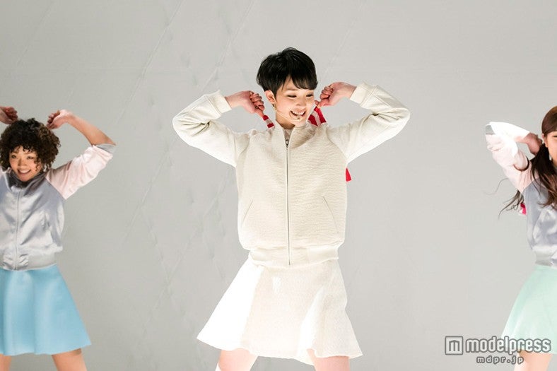 ファンからの歓声を浴びる剛力彩芽