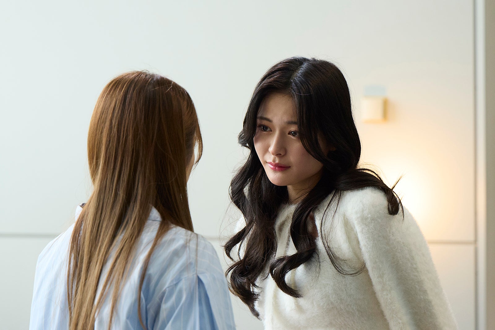 和内璃乃「復讐カレシ～溺愛社長の顔にはウラがある～」第1話（C）「復讐カレシ～溺愛社長の顔にはウラがある～」製作委員会・MBS