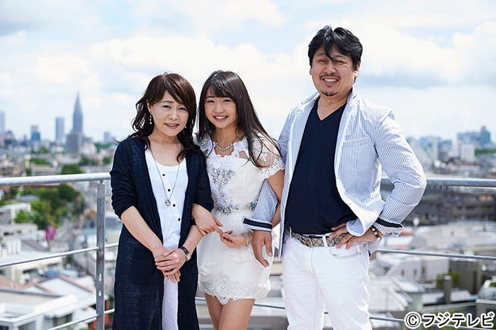 木崎ゆりあ、父・幸一郎さん、母・栄里子さん(C)フジテレビ