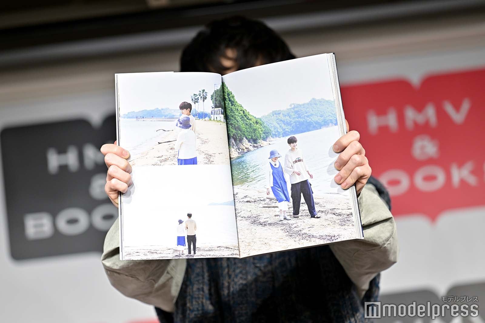 お気に入りカットを見せた結果顔が隠れてしまった鈴鹿央士（C）モデルプレス